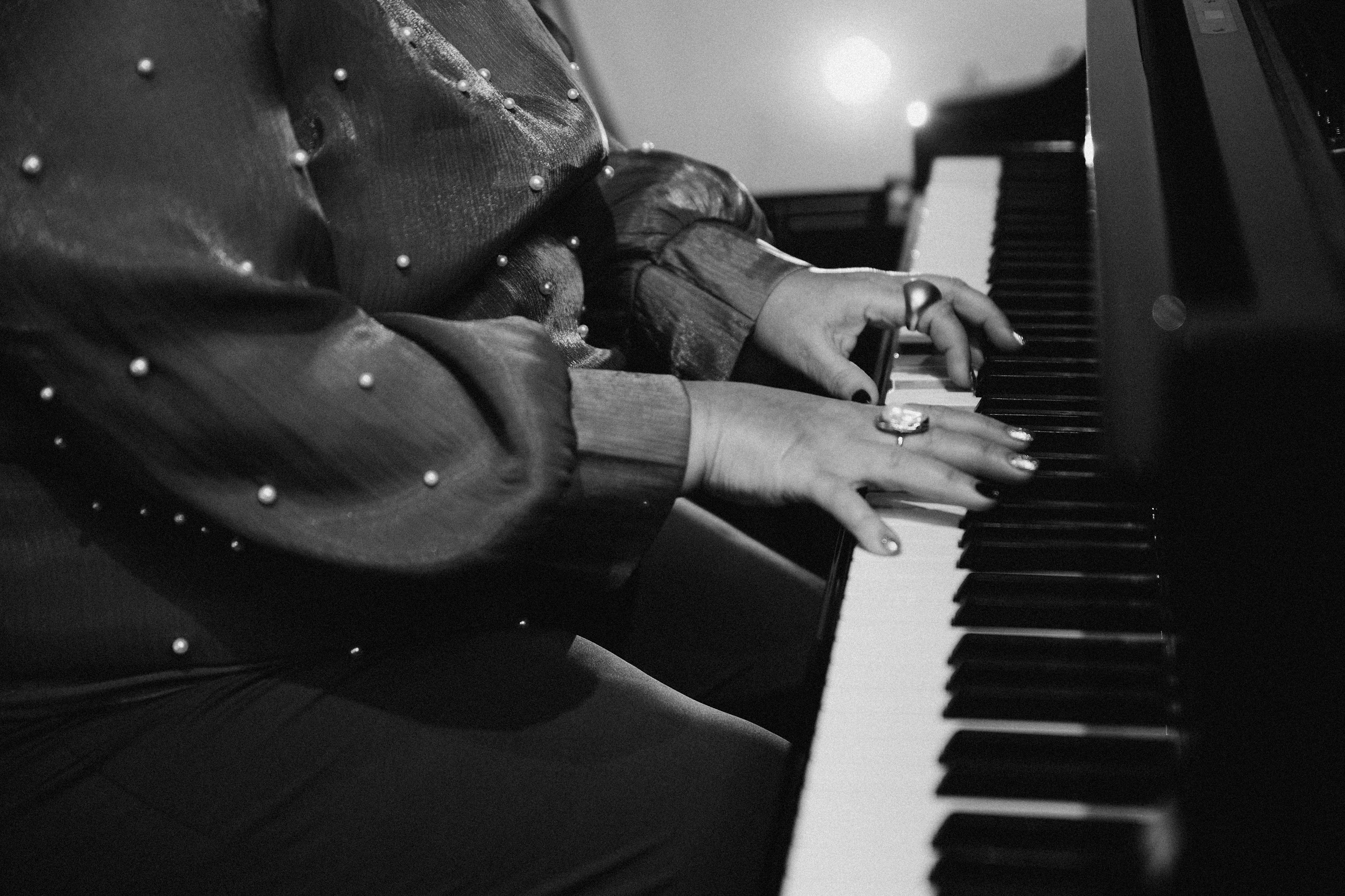 Pianistin in einer kammermusikalischen Probe