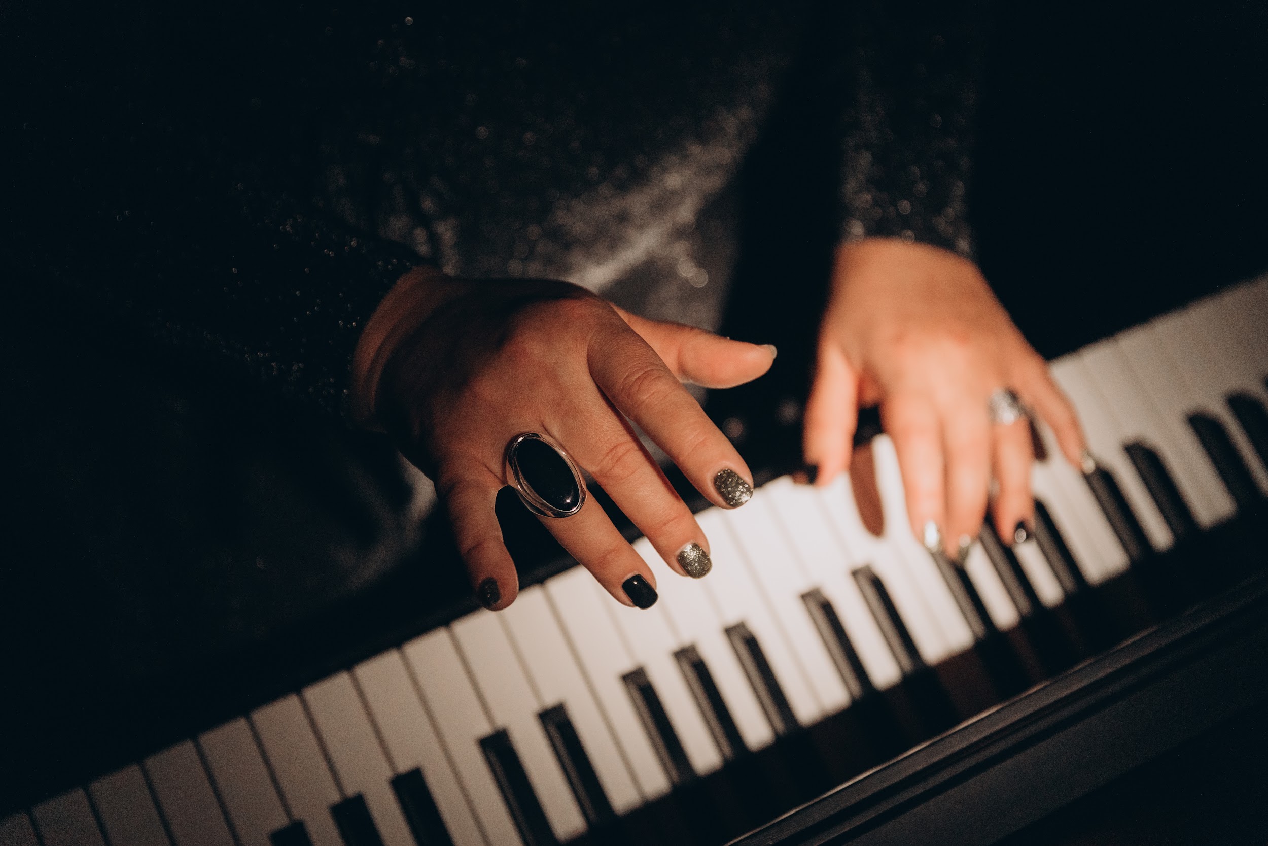 Pianistin am Flügel im Konzertsaal