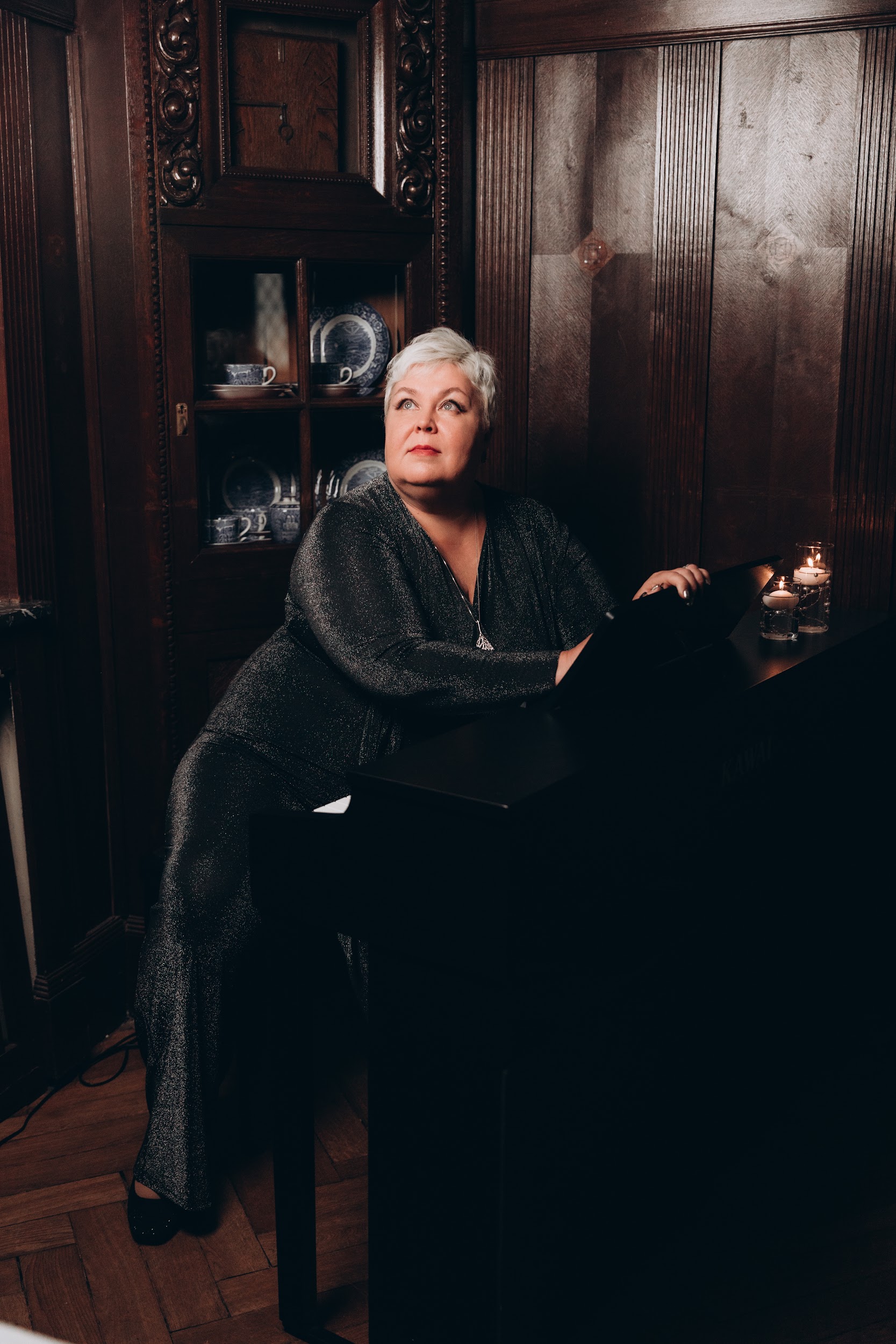 Pianistin mit warmem Bühnenlicht